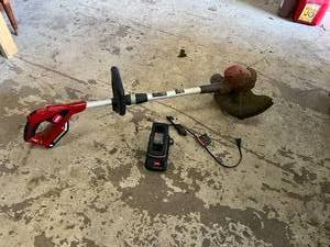 lot 668 image: Toro Cordless Trimmer with Extra Battery
