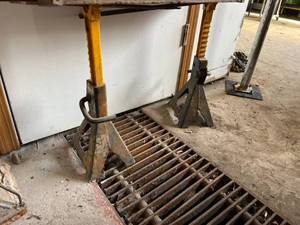 lot 669 image: 3 12 Ton Floor Jacks