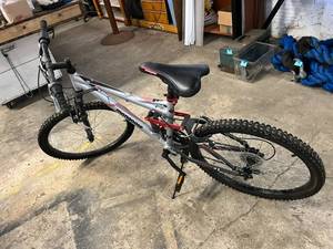 lot 671 image: Mongoose Bicycle