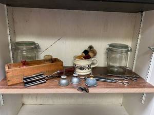 lot 679 image: Shelf of Vintage Items