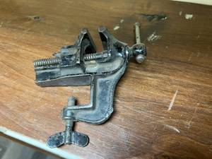 lot 687 image: Small Clamp on Vise