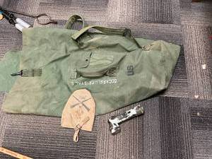 lot 700 image: US Military Bag & Flashlight