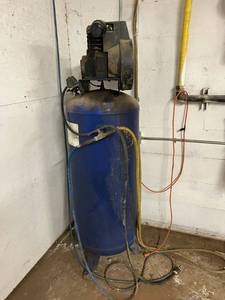 lot 751 image: 7HP 60 Gallon Air Compressor & Air Hoses