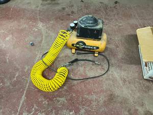 lot 776 image: Air Compressor