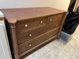 lot 714 image: Dresser