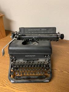 lot 726 image: Vintage Remington Rand Typewriter