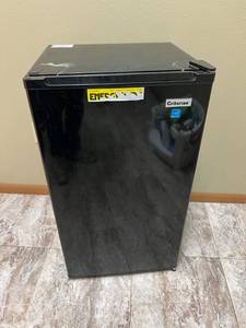 lot 819 image: Mini Fridge