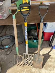 lot 838 image: Forks & Shovel