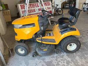 lot 7 image: Cub Cadet XT1 Enduro Series Riding Mower LT 42 Cut