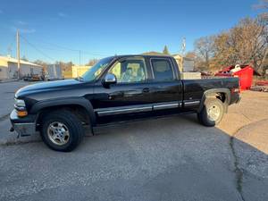 lot 4 image: 2001 Chevrolet K1500 4 Door Ext Cab Pickup with Boss 76 Power-V Snow Plow