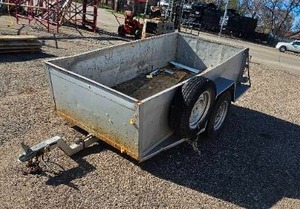 lot 14 image: 4 x 8 Tilt Bed Trailer