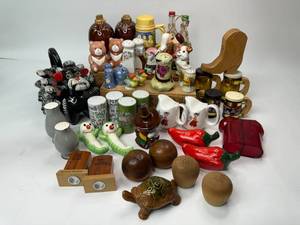 lot 50 image: Vintage Salt and Pepper Shaker Lot