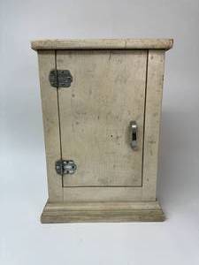 lot 59 image: Vintage Wood Medicine Cabinet