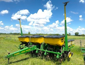 lot 5 image: John Deere 7000 Planter, 30 Inch 6 Row