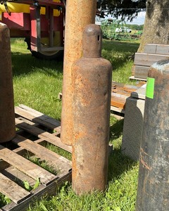 lot 29 image: Acetylene Cylinder