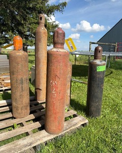 lot 28 image: Acetylene Cylinder