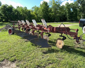lot 2 image: IH 710 5-18 Moldboard Plow