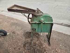 lot 40 image: Vintage John Deere Hand Corn Sheller No. 1B - Currently Stuck