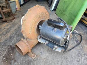 lot 57 image: Sears Craftsman 12 HP Motor with Blower - Works