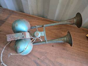 lot 97 image: Vintage Dual Horn