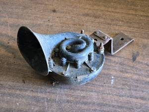 lot 98 image: Vintage Snail Horn