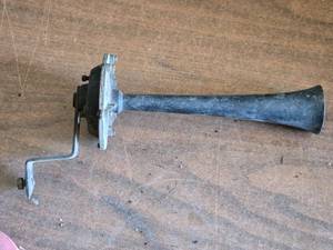 lot 99 image: Vintage Car or Truck Horn