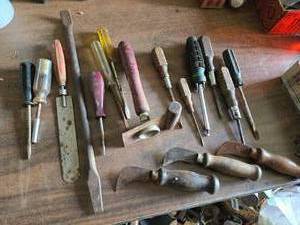 lot 142 image: Screwdrivers and Scrapers
