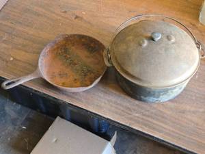 lot 289 image: Warner Ware Cast Iron Pan 1056 & Cast Iron Dutch Oven