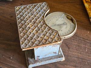 lot 319 image: Alexandra Bathroom Scale - Broken Glass