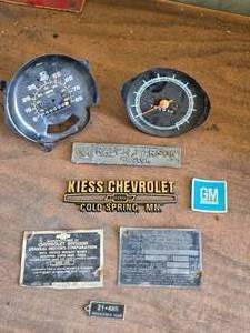 lot 325 image: GM and Chevy Related Auto Plates and Gauges