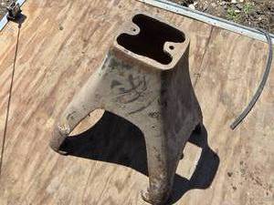 lot 372 image: Iron Cream Separator Base - Heavy