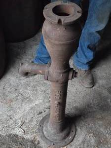 lot 453 image: Red Jacket Cast Iron Hand Water Pump - Not Complete