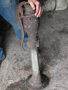 lot 455 image: Vintage Cast Iron Hand Water Pump Barrel and Handle - Not complete pump