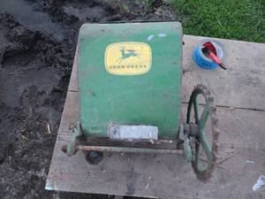 lot 422 image: John Deere Planter Box with Gear