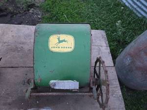lot 424 image: John Deere Planter Box with Gear
