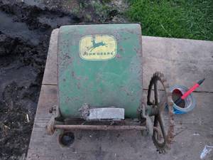 lot 423 image: John Deere Planter Box with Gear