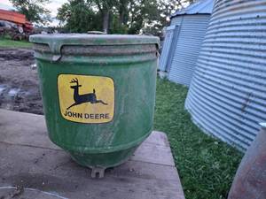 lot 420 image: Round John Deere Planter Box