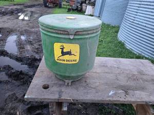 lot 417 image: Round John Deere Planter Box