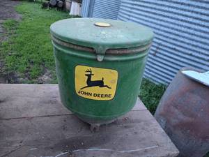 lot 418 image: Round John Deere Planter Box