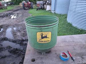 lot 419 image: Round John Deere Planter Box