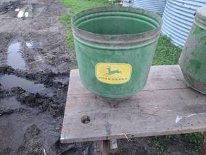 lot 415 image: Round John Deere Planter Box