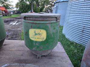 lot 416 image: Round John Deere Planter Box
