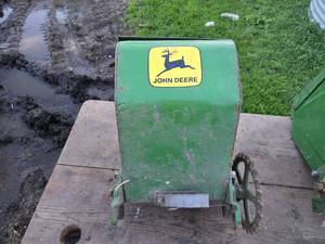 lot 413 image: John Deere Planter Box with Gears