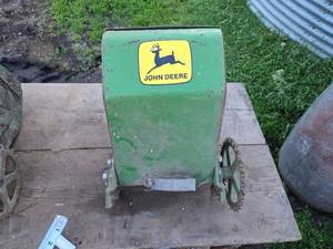 lot 410 image: John Deere Planter Box with Gears
