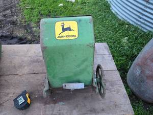 lot 406 image: John Deere Planter Box with Gears