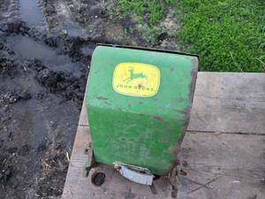 lot 403 image: John Deere Planter Box
