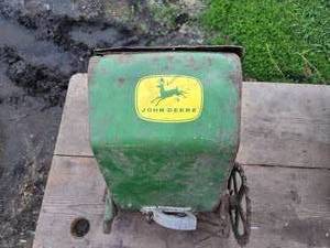 lot 401 image: John Deere Planter Box with Some Gears