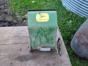 lot 402 image: John Deere Planter Box with Some Gears