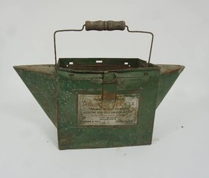 lot 9 image: Vintage Ferris & Will Metal Fishing Bucket The Best Bucket on Earth Floating and Self-Locking Bucket...