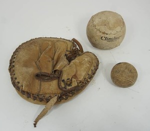 lot 20 image: Vintage Sports...Catchers Glove Baseball Clincher Irregular Softball()